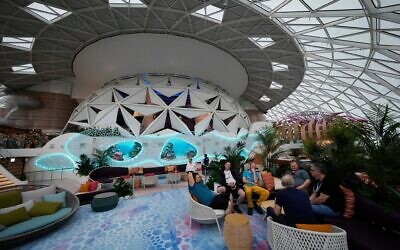 Des personnes se prélassant dans l'espace AquaDome d'Icon of the Seas, le plus grand navire de croisière au monde, lors d'une journée de présentation aux médias en vue de son voyage inaugural public, à Miami, le 11 janvier 2024. (Crédit : Rebecca Blackwell/AP)