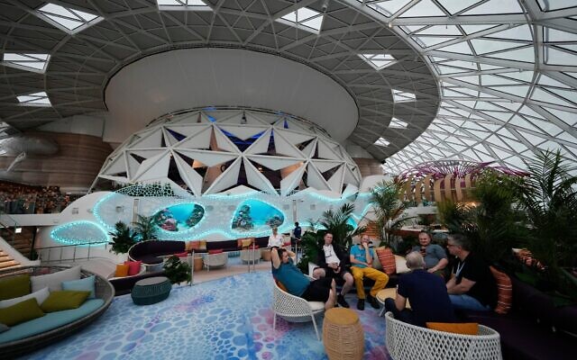 Des personnes se prélassant dans l'espace AquaDome d'Icon of the Seas, le plus grand navire de croisière au monde, lors d'une journée de présentation aux médias en vue de son voyage inaugural public, à Miami, le 11 janvier 2024. (Crédit : Rebecca Blackwell/AP)