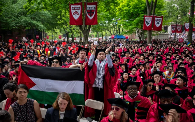 Des étudiants applaudissent à côté d'un drapeau palestinien lors de la cérémonie de remise des diplômes à Harvard Yard, à l'Université de Harvard, à Cambridge, Massachusetts, le 23 mai 2024. (Crédit : AP/Ben Curtis) Des étudiants applaudissent à côté d'un drapeau palestinien lors de la cérémonie de remise des diplômes à Harvard Yard, à l'Université de Harvard, à Cambridge, Massachusetts, le 23 mai 2024. (Crédit : AP/Ben Curtis)