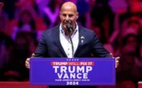 Sid Rosenberg parle devant Donald Trump, alors candidat républicain, lors d'un événement de campagne au Madison Square Garden, à New York, le 27 octobre 2024. (Crédit : AP Photo/Evan Vucci)