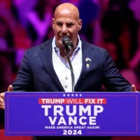 Sid Rosenberg parle devant Donald Trump, alors candidat républicain, lors d'un événement de campagne au Madison Square Garden, à New York, le 27 octobre 2024. (Crédit : AP Photo/Evan Vucci)