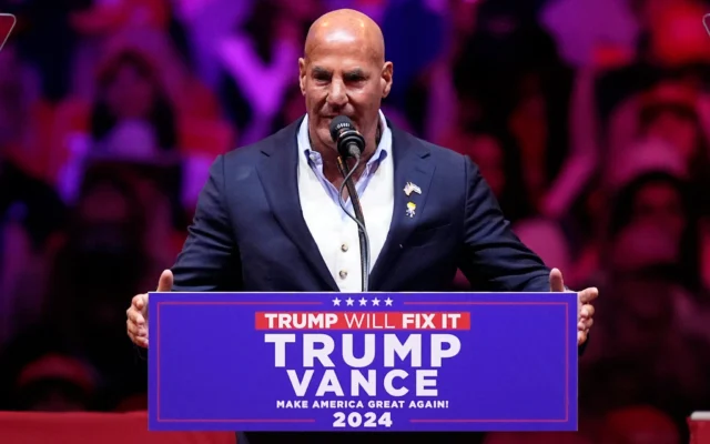 Sid Rosenberg parle devant Donald Trump, alors candidat républicain, lors d'un événement de campagne au Madison Square Garden, à New York, le 27 octobre 2024. (Crédit : AP Photo/Evan Vucci) Sid Rosenberg parle devant Donald Trump, alors candidat républicain, lors d'un événement de campagne au Madison Square Garden, à New York, le 27 octobre 2024. (Crédit : AP Photo/Evan Vucci)