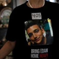 Varda Ben Baruch, dont le petit-fils Edan Alexander est retenu en otage dans la bande de Gaza par des terroristes du Hamas, porte un ruban marquant les jours écoulés depuis sa capture, à Tel Aviv, le 14 novembre 2024. (Crédit : AP Photo/Maya Alleruzzo)