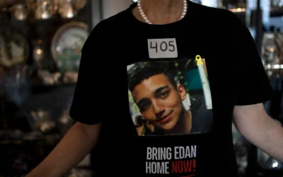 Varda Ben Baruch, dont le petit-fils Edan Alexander est retenu en otage dans la bande de Gaza par des terroristes du Hamas, portant un autocollant marquant les jours écoulés depuis sa capture, à Tel Aviv, le 14 novembre 2024. (Crédit : Maya Alleruzzo/AP)