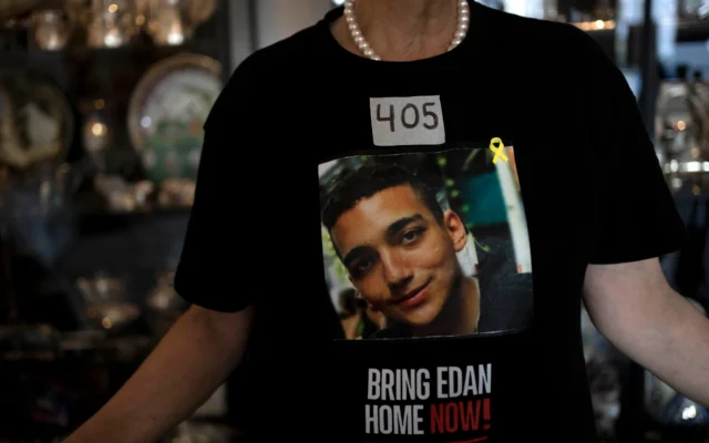 Varda Ben Baruch, dont le petit-fils Edan Alexander est retenu en otage dans la bande de Gaza par des terroristes du Hamas, porte un ruban marquant les jours écoulés depuis sa capture, à Tel Aviv, le 14 novembre 2024. (Crédit : AP Photo/Maya Alleruzzo) Varda Ben Baruch, dont le petit-fils Edan Alexander est retenu en otage dans la bande de Gaza par des terroristes du Hamas, porte un ruban marquant les jours écoulés depuis sa capture, à Tel Aviv, le 14 novembre 2024. (Crédit : AP Photo/Maya Alleruzzo)