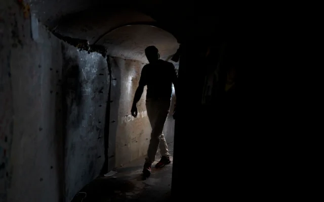 Un visiteur dans une reproduction de tunnel du Hamas, sur la Place des Otages, à Tel Aviv, le 14 novembre 2024. (Crédit : Maya Alleruzzo/AP) Un visiteur dans une reproduction de tunnel du Hamas, sur la Place des Otages, à Tel Aviv, le 14 novembre 2024. (Crédit : Maya Alleruzzo/AP)
