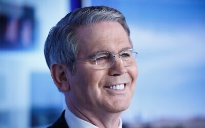 Le secrétaire américain au Trésor Scott Bessent lors d'une interview au bureau de Washington de la chaîne FOX News, à Washington, le 5 février 2025. (Crédit : Moriah Ratner/AP)