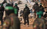 Des terroristes armés du Hamas prenant position avant la libération d'otages, à Khan Younès, dans le sud de la bande de Gaza, le 1ᵉʳ février 2025. (Crédit : Abdel Kareem/AP)