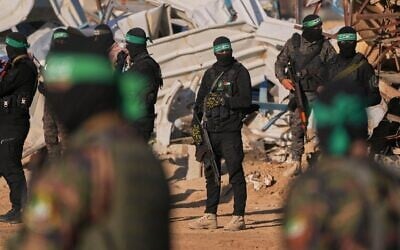 Des terroristes armés du Hamas prenant position avant la libération d'otages, à Khan Younès, dans le sud de la bande de Gaza, le 1ᵉʳ février 2025. (Crédit : Abdel Kareem/AP)