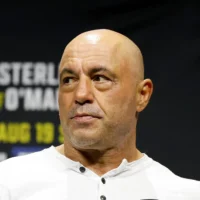 Joe Rogan assiste à la pesée de l'UFC 292, le 18 août 2023, à Boston. (Crédit : AP Photo/Gregory Payan, File)