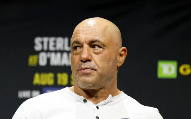 Joe Rogan assiste à la pesée de l'UFC 292, le 18 août 2023, à Boston. (Crédit : AP Photo/Gregory Payan, File) Joe Rogan assiste à la pesée de l'UFC 292, le 18 août 2023, à Boston. (Crédit : AP Photo/Gregory Payan, File)