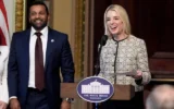 La procureure générale Pam Bondi s’exprime lors de la prestation de serment du nouveau directeur du FBI choisi par le président Donald Trump, Kash Patel, le 21 février 2025 à Washington DC. (Photo AP / Mark Schiefelbein)