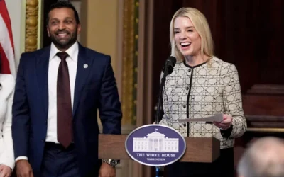 La procureure générale Pam Bondi s’exprime lors de la prestation de serment du nouveau directeur du FBI choisi par le président Donald Trump, Kash Patel, le 21 février 2025 à Washington DC. (Photo AP / Mark Schiefelbein)