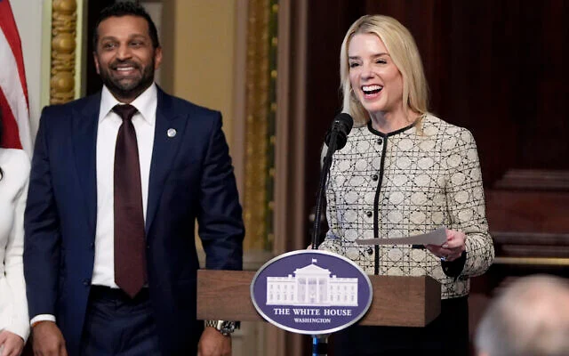 La procureure générale Pam Bondi s’exprime lors de la prestation de serment du nouveau directeur du FBI choisi par le président Donald Trump, Kash Patel, le 21 février 2025 à Washington DC. (Photo AP / Mark Schiefelbein) La procureure générale Pam Bondi s’exprime lors de la prestation de serment du nouveau directeur du FBI choisi par le président Donald Trump, Kash Patel, le 21 février 2025 à Washington DC. (Photo AP / Mark Schiefelbein)