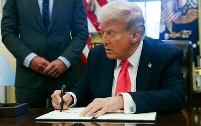 Le président américain Donald Trump signant un décret, dans le Bureau ovale de la Maison Blanche, à Washington, le 25 février 2025. (Crédit : Pool via AP)