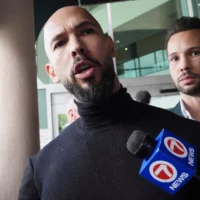 L'influenceur Andrew Tate s'exprime devant les médias sous le regard de son frère Tristan, après son arrivée à Fort Lauderdale, en Floride, le 27 février 2025. (Crédit : AP Photo/Marta Lavandier)