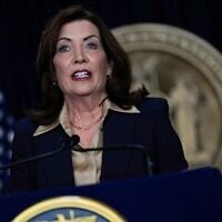 La gouverneure de New York, Kathy Hochul, s'exprimant lors d'une conférence de presse, à New York, le 20 février 2025. (Crédit : Julia Demaree Nikhinson/AP)