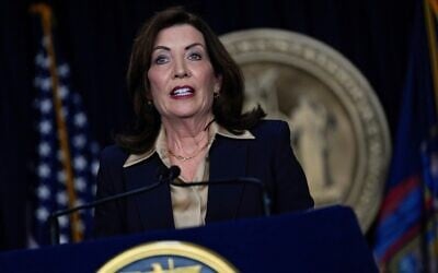 La gouverneure de New York, Kathy Hochul, s'exprimant lors d'une conférence de presse, à New York, le 20 février 2025. (Crédit : Julia Demaree Nikhinson/AP)