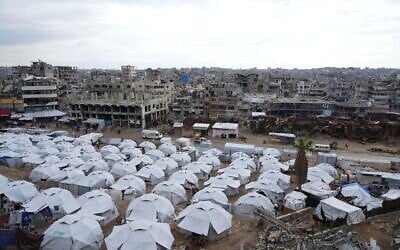 Un immense camp de tentes pour les Palestiniens déplacés se trouve à côté de maisons et de bâtiments détruits dans la ville de Gaza, dans la bande de Gaza, le 1er mars 2025, pendant le mois sacré musulman du Ramadan. (AP Photo/Abdel Kareem Hana)