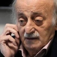 Le dirigeant druze libanais Walid Joumblatt lors d'une conférence de presse, à Beyrouth, au Liban, le 2 mars 2025. (Crédit : Hussein Malla/AP)