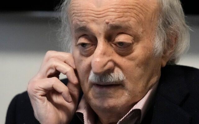 Le dirigeant druze libanais Walid Joumblatt lors d'une conférence de presse, à Beyrouth, au Liban, le 2 mars 2025. (Crédit : Hussein Malla/AP) Le dirigeant druze libanais Walid Joumblatt lors d'une conférence de presse, à Beyrouth, au Liban, le 2 mars 2025. (Crédit : Hussein Malla/AP)