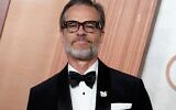 Guy Pearce portant un pin's anti-Israël à son arrivée à la cérémonie des Oscars, au Dolby Theatre, à Los Angeles, le 2 mars 2025. (Crédit : Jordan Strauss/Invision/AP)
