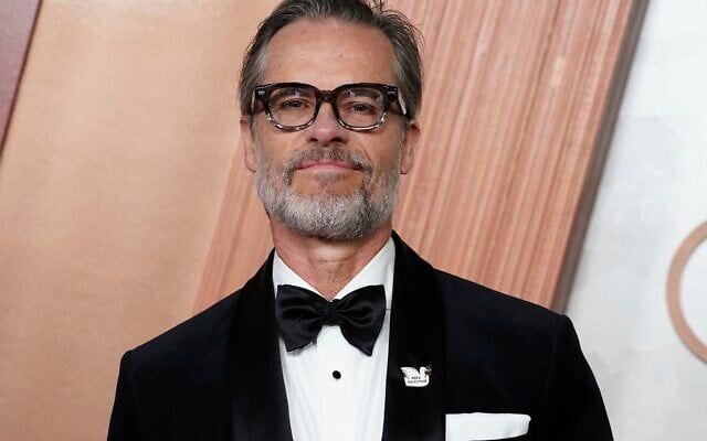 Guy Pearce portant un pin's anti-Israël à son arrivée à la cérémonie des Oscars, au Dolby Theatre, à Los Angeles, le 2 mars 2025. (Crédit : Jordan Strauss/Invision/AP) Guy Pearce portant un pin's anti-Israël à son arrivée à la cérémonie des Oscars, au Dolby Theatre, à Los Angeles, le 2 mars 2025. (Crédit : Jordan Strauss/Invision/AP)