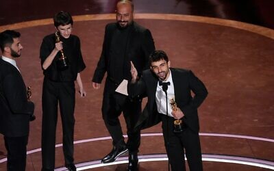 Basel Adra, de gauche à droite, Rachel Szor, Hamdan Ballal et Yuval Abraham reçoivent le prix du meilleur long métrage documentaire pour « No Other Land » lors de la cérémonie des Oscars le 2 mars 2025, au Dolby Theatre de Los Angeles. (Crédit : AP Photo/Chris Pizzello)