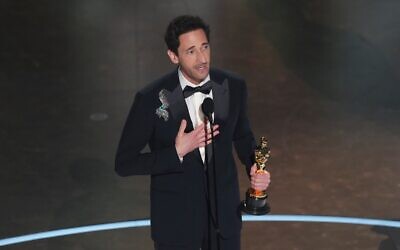 Adrien Brody accepte le prix de la meilleure performance d'un acteur dans un rôle principal pour « The Brutalist » lors de la cérémonie des Oscars le 2 mars 2025 au Dolby Theatre à Los Angeles. (AP Photo/Chris Pizzello)