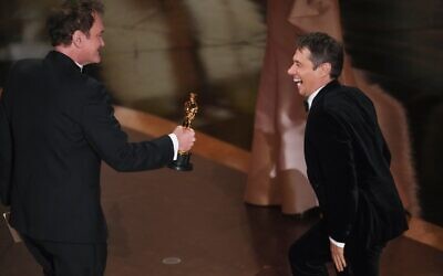 Quentin Tarantino, à gauche, remet le prix du meilleur réalisateur à Sean Baker pour « Anora » lors de la cérémonie des Oscars, le 2 mars 2025, au Dolby Theatre de Los Angeles. (AP Photo/Chris Pizzello)