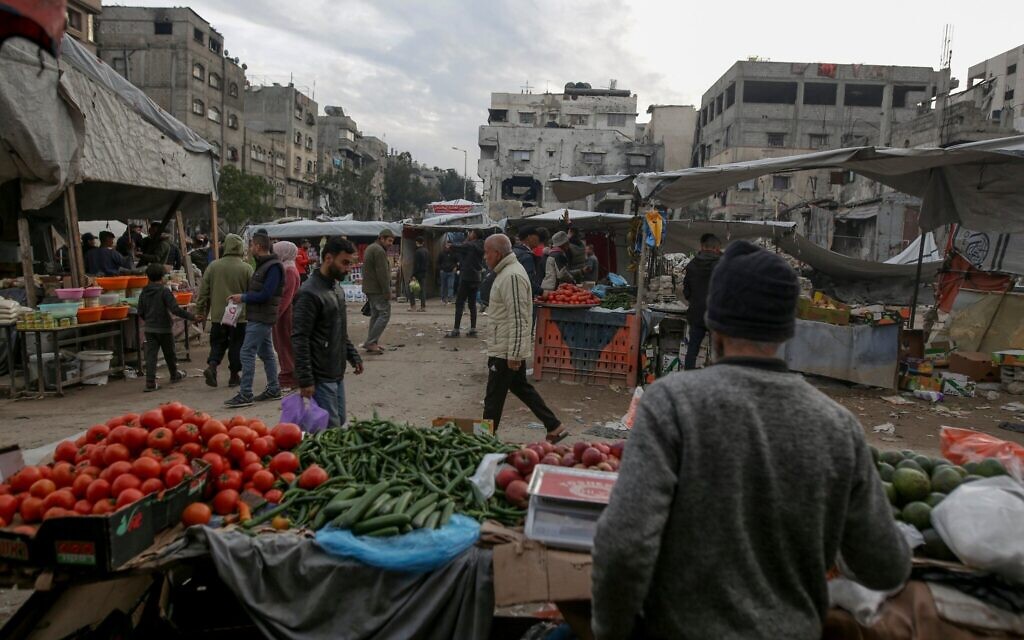 Des Palestiniens faisant leurs courses au marché Sheikh Radwan, à l'ouest de la ville de Gaza, avant l'iftar, le repas de rupture du jeûne du ramadan, le 3 mars 2025. (Crédit : Jehad Alshrafi/AP)