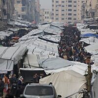 Des Palestiniens faisant leurs courses au marché Sheikh Radwan, à l'ouest de la ville de Gaza, avant l'iftar, le repas de rupture du jeûne du ramadan, le 3 mars 2025. (Crédit : Jehad Alshrafi/AP)