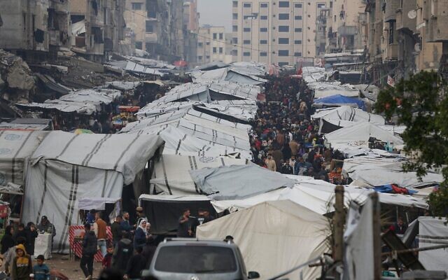 Des Palestiniens faisant leurs courses au marché Sheikh Radwan, à l'ouest de la ville de Gaza, avant l'iftar, le repas de rupture du jeûne du ramadan, le 3 mars 2025. (Crédit : Jehad Alshrafi/AP) Des Palestiniens faisant leurs courses au marché Sheikh Radwan, à l'ouest de la ville de Gaza, avant l'iftar, le repas de rupture du jeûne du ramadan, le 3 mars 2025. (Crédit : Jehad Alshrafi/AP)
