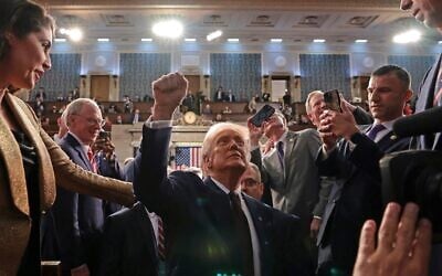 Le président américain Donald Trump sortant de la Chambre après avoir pris la parole lors d'une session conjointe du Congrès, au Capitole, à Washington, le 4 mars 2025. (Crédit : Win McNamee/Pool Photo via AP)