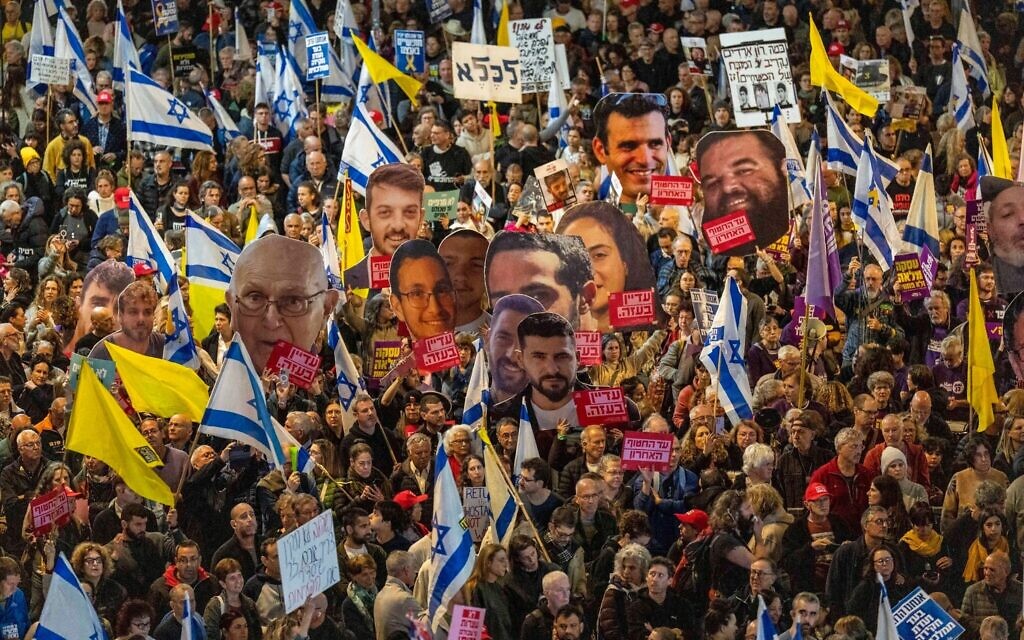 Des personnes participent à une manifestation à Tel Aviv, en Israël, pour exiger la libération immédiate des otages détenus par le Hamas dans la bande de Gaza, le 8 mars 2025. (Crédit : AP/Ariel Schalit)