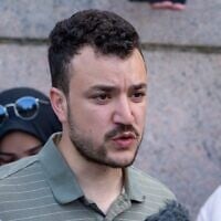 L'étudiant Mahmoud Khalil sur le campus de l'université Columbia à New York lors d'un campement de protestation anti-Israël, le 29 avril 2024. (Crédit : Ted Shaffrey/AP)