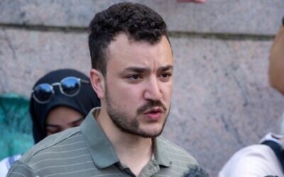L'étudiant Mahmoud Khalil sur le campus de l'université Columbia à New York lors d'un campement de protestation anti-Israël, le 29 avril 2024. (Crédit : Ted Shaffrey/AP)