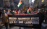 Des manifestants défilant lors d'une marche de soutien à l'activiste palestinien anti-israélien Mahmoud Khalil, à New York, le 10 mars 2025. (Crédit : Yuki Iwamura/AP)