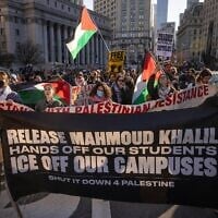 Des manifestants défilant lors d'une marche de soutien à l'activiste palestinien anti-israélien Mahmoud Khalil, à New York, le 10 mars 2025. (Crédit : Yuki Iwamura/AP)