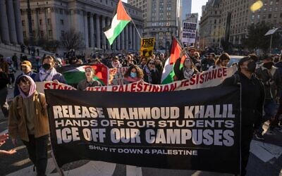 Des manifestants défilant lors d'une marche de soutien à l'activiste palestinien anti-israélien Mahmoud Khalil, à New York, le 10 mars 2025. (Crédit : Yuki Iwamura/AP)