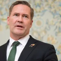 Le conseiller américain à la sécurité nationale, Mike Waltz, s'adressant aux médias à l'issue de réunions avec une délégation ukrainienne, à Jeddah, en Arabie saoudite, le 11 mars 2025. (Crédit : Saul Loeb/AP)