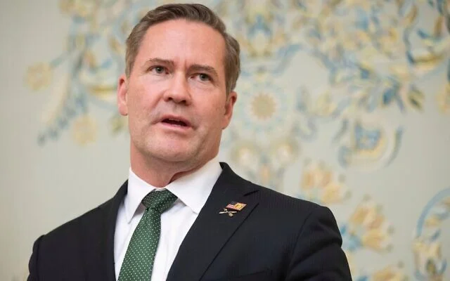 Le conseiller américain à la sécurité nationale, Mike Waltz, s'adressant aux médias à l'issue de réunions avec une délégation ukrainienne, à Jeddah, en Arabie saoudite, le 11 mars 2025. (Crédit : Saul Loeb/AP) Le conseiller américain à la sécurité nationale, Mike Waltz, s'adressant aux médias à l'issue de réunions avec une délégation ukrainienne, à Jeddah, en Arabie saoudite, le 11 mars 2025. (Crédit : Saul Loeb/AP)
