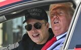Le président américain Donald Trump (à droite) et le PDG de Tesla, Elon Musk, s'adressant aux journalistes depuis un véhicule Tesla, sur la pelouse sud de la Maison Blanche, à Washington, le 11 mars 2025. (Crédit : Pool via AP)