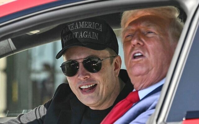 Le président américain Donald Trump (à droite) et le PDG de Tesla, Elon Musk, s'adressant aux journalistes depuis un véhicule Tesla, sur la pelouse sud de la Maison Blanche, à Washington, le 11 mars 2025. (Crédit : Pool via AP) Le président américain Donald Trump (à droite) et le PDG de Tesla, Elon Musk, s'adressant aux journalistes depuis un véhicule Tesla, sur la pelouse sud de la Maison Blanche, à Washington, le 11 mars 2025. (Crédit : Pool via AP)