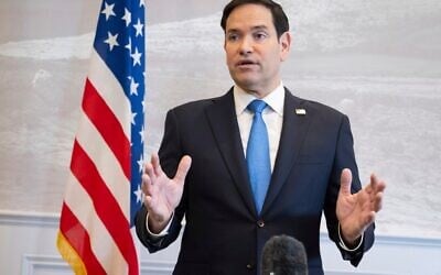 Le secrétaire d'État américain, Marco Rubio, s'adressant à la presse lors d'une escale de ravitaillement, à l'aéroport de Shannon, en Irlande, le 12 mars 2025. (Crédit : Saul Loeb/Pool Photo via AP)