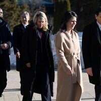 De gauche à droite : le ministre français des Affaires étrangères Jean-Noël Barrot, la ministre canadienne des Affaires étrangères Mélanie Joly, la ministre allemande des Affaires étrangères Annalena Baerbock et le secrétaire d'État américain Marco Rubio arrivant pour une photo officielle lors de la réunion des ministres des Affaires étrangères du G7, à La Malbaie, au Canada, le 14 mars 2025. (Crédit : Saul Loeb, Pool Photo via AP)