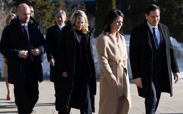 De gauche à droite : le ministre français des Affaires étrangères Jean-Noël Barrot, la ministre canadienne des Affaires étrangères Mélanie Joly, la ministre allemande des Affaires étrangères Annalena Baerbock et le secrétaire d'État américain Marco Rubio arrivant pour une photo officielle lors de la réunion des ministres des Affaires étrangères du G7, à La Malbaie, au Canada, le 14 mars 2025. (Crédit : Saul Loeb, Pool Photo via AP) De gauche à droite : le ministre français des Affaires étrangères Jean-Noël Barrot, la ministre canadienne des Affaires étrangères Mélanie Joly, la ministre allemande des Affaires étrangères Annalena Baerbock et le secrétaire d'État américain Marco Rubio arrivant pour une photo officielle lors de la réunion des ministres des Affaires étrangères du G7, à La Malbaie, au Canada, le 14 mars 2025. (Crédit : Saul Loeb, Pool Photo via AP)