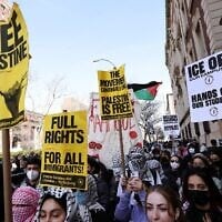 Des manifestants se rassemblent en soutien à l'activiste palestinien anti-Israël détenu Mahmoud Khalil, devant l'Université Columbia University à New York, le 14 mars 2025. (AP Photo/Jason DeCrow)