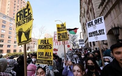 Des manifestants se rassemblent en soutien à l'activiste palestinien anti-Israël détenu Mahmoud Khalil, devant l'Université Columbia University à New York, le 14 mars 2025. (AP Photo/Jason DeCrow)