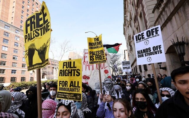 Des manifestants se rassemblent en soutien à l'activiste palestinien anti-Israël détenu Mahmoud Khalil, devant l'Université Columbia University à New York, le 14 mars 2025. (AP Photo/Jason DeCrow) Des manifestants se rassemblent en soutien à l'activiste palestinien anti-Israël détenu Mahmoud Khalil, devant l'Université Columbia University à New York, le 14 mars 2025. (AP Photo/Jason DeCrow)